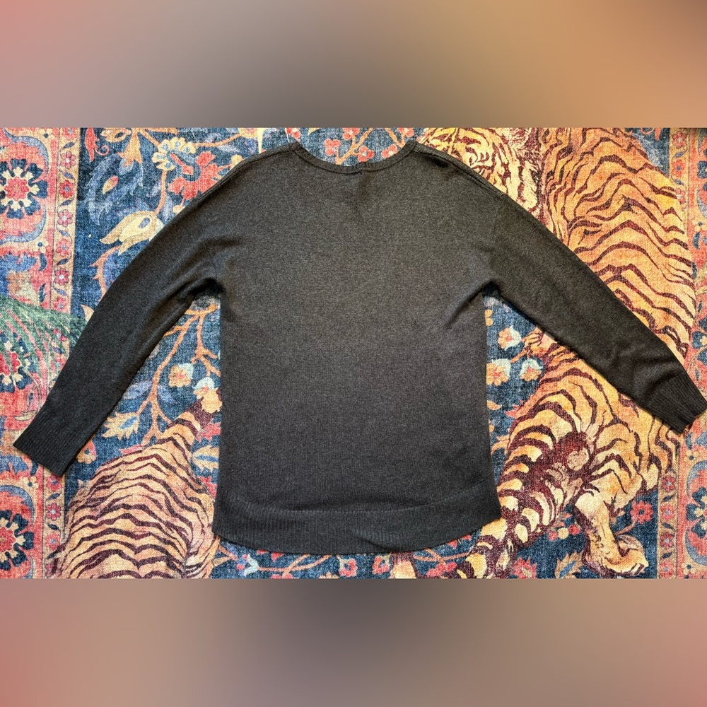 Le Lis Blanc Deux Graphic Sweater - Gray and Red size Medium - Picture 9 of 9